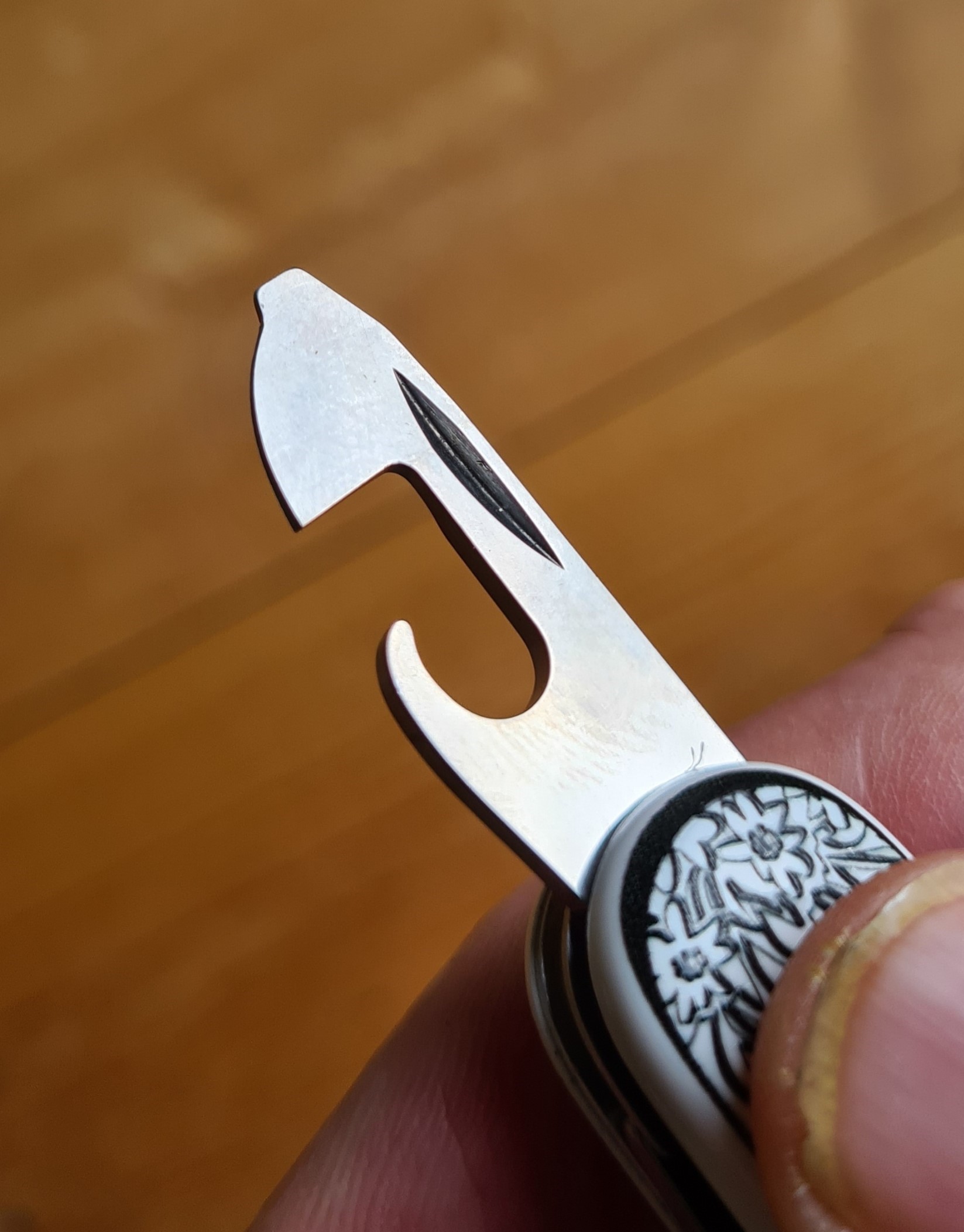 Tin/can opener, with small screwdriver tip